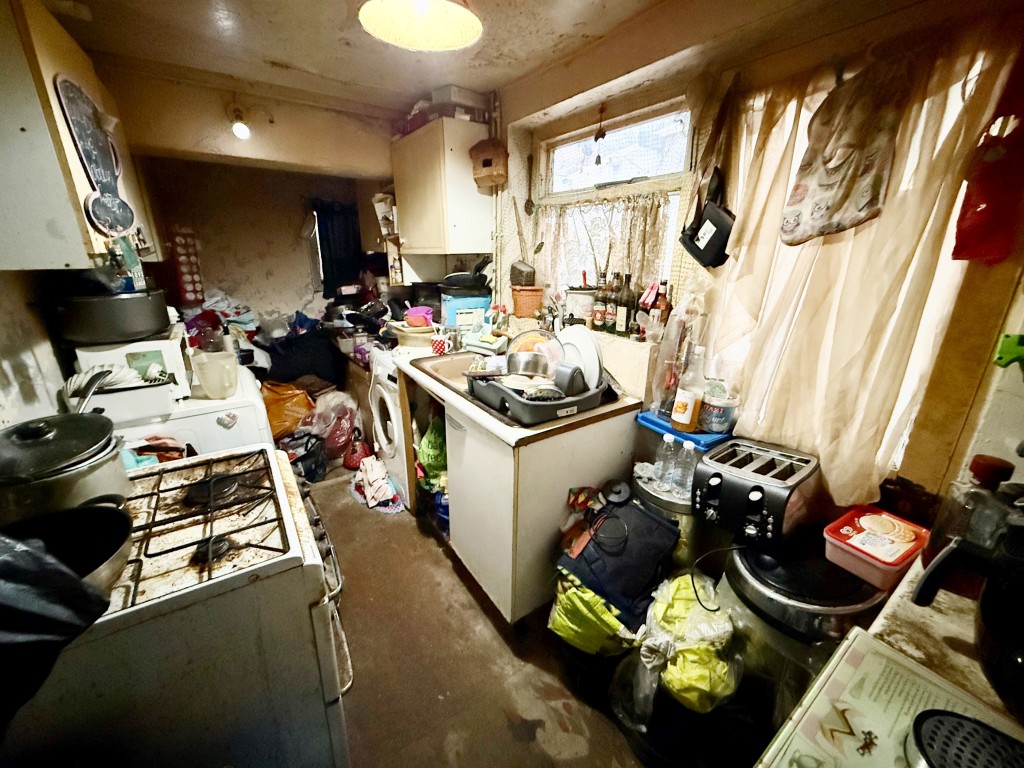 Lot: 68 - MID-TERRACE HOUSE FOR REFURBISHMENT - Kitchen